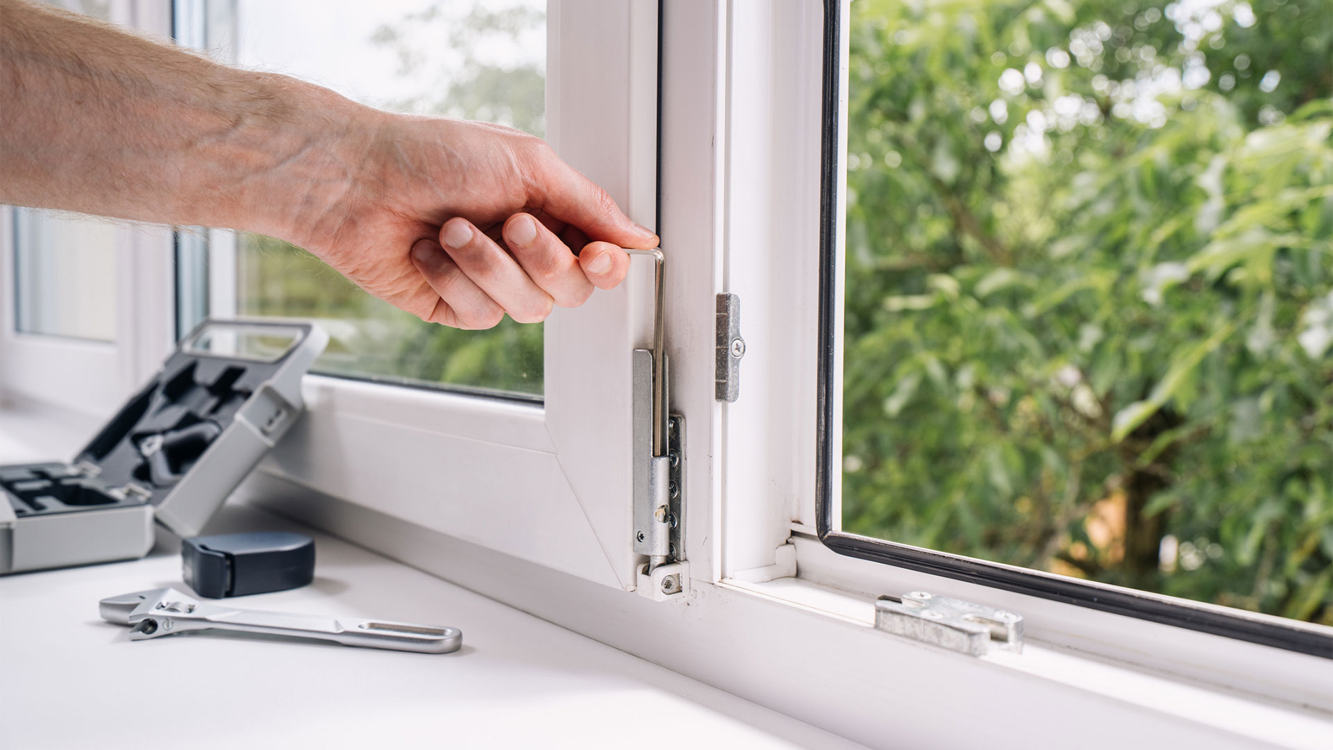 Почему дует из пластикового окна и как устранить