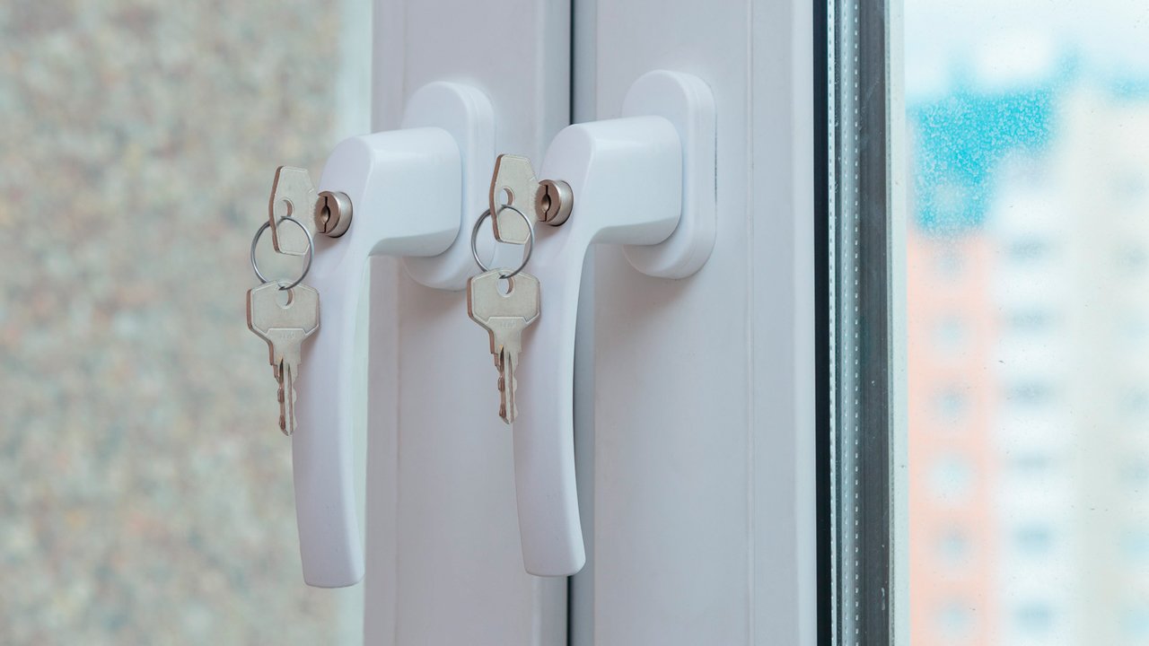 Безопасность детей: какие опции нужны для пластиковых окон