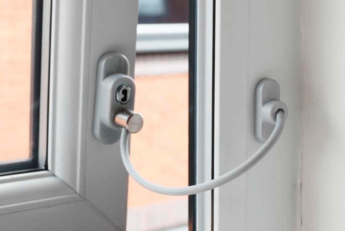 Безопасность детей: какие опции нужны для пластиковых окон